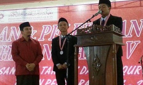  Ustaz Yusuf Mansyur menyaksikan Afif Okjil dan Syafril Mude, dua santri Daarul Quran yang akan jadi imam salat taraweh di masjid New York.