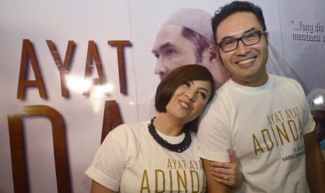 Pasangan selebritis Surya Saputra (kanan) dan Cynthia Lamusu.