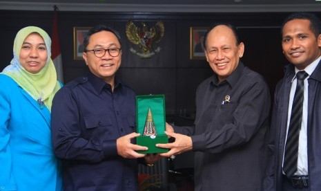  Ketua MPR Zulkifli Hasan menerima audiensi civitas akademika Fakultas Hukum Universitas Nasional (UNAS) di ruang kerja Ketua MPR RI, kompleks Parlemen, Jakarta, Selasa (9/6).  (foto : MgROL_39)