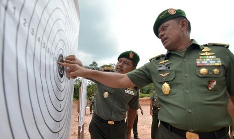 Kepala Staf TNI AD Jenderal TNI Gatot Nurmantyo (kanan).