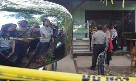  Sejumlah warga menyaksikan lokasi ditemukannya jenazah Angeline (8) di Jalan Sedap Malam, Kota Denpasar, Bali, Rabu (10/6). (Antara/Fikri Yusuf)