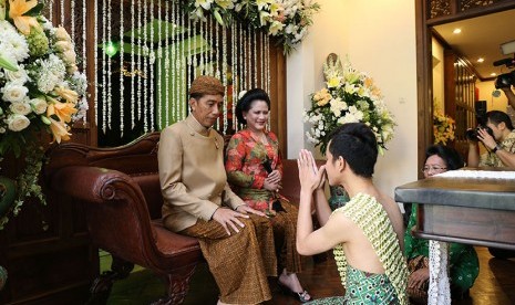 Presiden Joko Widodo (kiri) didampingi Ibu Iriana Joko Widodo (tengah) mengikuti prosesi siraman putra sulungnya  Gibran Rakabuming Raka (kanan)  di  Solo, Jawa Tengah, Rabu (10/6). (Antara/Maulana Surya)