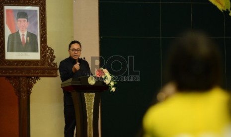  Ketua MPR, Zulkifli Hasan memberikan kata sambutan sebelum membuka Rakernas Center Election and Political Party University Link yang diadakan di Gedung DPR, Jakarta, Jumat (12/6). (Republika/Raisan Al Farisi)