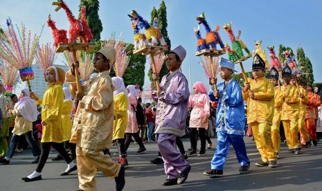  Sejumlah anak membawa patung hewan imajiner Warak saat mengikuti Karnaval Budaya Dugderan untuk menyambut datangnya bulan suci Ramadan, di Semarang, Jateng, Senin (15/6).   (Antara/R. Rekotomo)