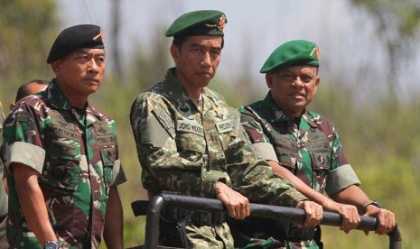  Presiden RI Joko Widodo (tengah) didampingi Panglima TNI Jenderal Moeldoko (kiri) dan KSAD TNI AD Jenderal Gatot Nurmanto, menaiki tank anoa di Pusat Latihan Tempur (Puslatpur) Baturaja, Sumsel, Selasa (16/6).  (Antara/Nova Wahyudi)