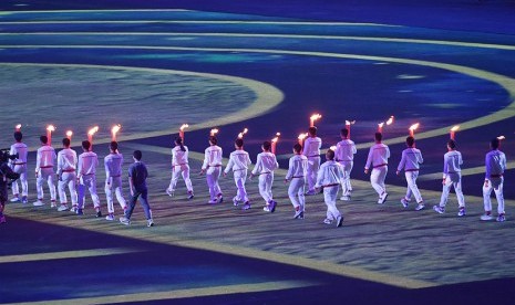  Parade obor pada penutupan Sea Games ke-28 di Stadion Nasional, Singapura, Selasa (16/6). (Antara/Nyoman Budhiana)