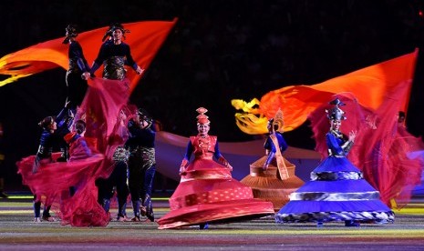 Penari membawakan tarian Malaysia dalam penutupan Sea Games ke-18 di National Stadium, Singapura, Selasa (16/6).   (Antara/Nyoman Budhiana)