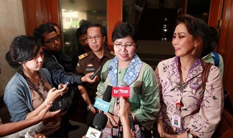 Ketua Panitia Seleksi Calon Pimpinan KPK (Pansel Capim KPK) Destry Damayanti (kiri) bersama Anggota Pansel KPK Yenti Ganarsih (kanan) di Kantor Kejaksaan Agung, Jakarta, Selasa (16/6). 