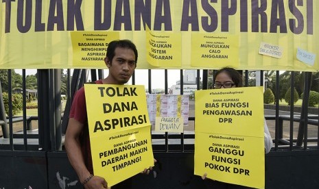 Koalisi Tolak Dana Aspirasi menggelar aksi unjuk rasa di depan pintu masuk Gedung DPR, Senayan, Jakarta, Kamis (18/6). (Antara/Sigid Kurniawan)