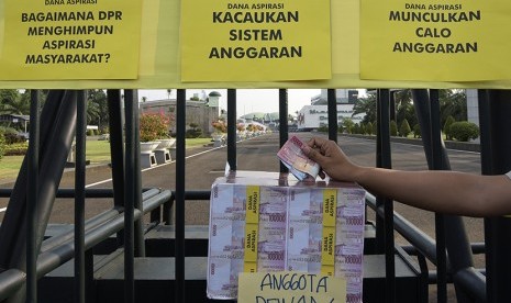 Koalisi Tolak Dana Aspirasi menggelar aksi unjuk rasa di depan pintu masuk Gedung DPR, Senayan, Jakarta, Kamis (18/6). (Antara/Sigid Kurniawan)