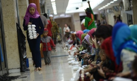 Pembagian takjil di Masjid Istiqlal.