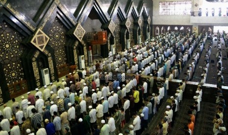 Sejumlah umat muslim menunaikan ibadah shalat Jumat pertama pada bulan suci Ramadhan 1436 H di Masjid At-Tin, Jakarta, Jumat (19/6).  (Republika/Prayogi)