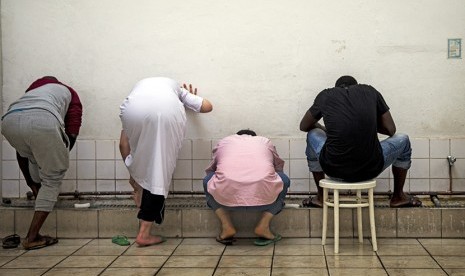   Jamaah tengah berwudhu sebelum menunaikan shalat berjamaah di masjid Institut Socioculturel des Musulmans (Muslim Sociocultural Institute) di kota Paris. (EPA/Etienne Laurent)