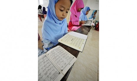 Santri membaca kitab suci Alquran saat pesantren kilat di Masjid Darul Salam Makassar, Sulawesi Selatan, Sabtu (20/6).  (Antara/Yusran Uccang)