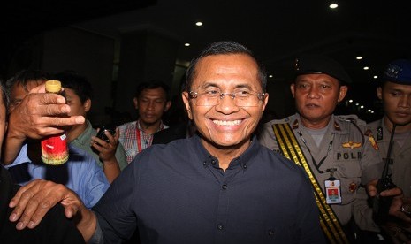 Mantan Dirut PT PLN Dahlan Iskan berjalan keluar ruangan seusai menjalani pemeriksaan di Gedung Bareskrim Mabes Polri, Jakarta, Senin (22/6).  (Antara/Reno Esnir)