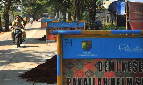   Pengendara sepeda motor melintas di jalur alternatif arus mudik yang tengah diperbaiki di kawasan Jalan Ki Mangun Sarkoro, Pekalongan, Jawa Tengah, Senin (22/6). (Antara/Pradita Utama)