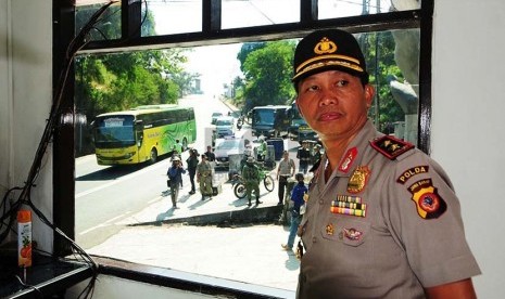  Kapolda Jabar, Irjen Pol Moechgiyarto saat meninjau kesiapan Operasi Ketupat Lodaya 2015, di Nagreg, Kabupaten Bandung, Kamis (25/6).   (foto : Septianjar Muharam)