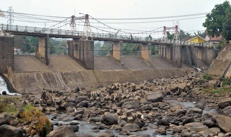 Pengendara motor melintas di jembatan Bendung Katulampa, Kota Bogor, Jabar, Ahad (28/6). (Antara/Arif Firmansyah)