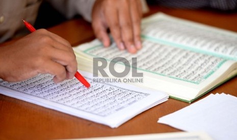 Petugas tashih atau penashih memeriksa naskah Alquran di Lajnah Pentashihan Mushaf Al-Quran, TMII, Jakarta, Senin (29/6). (Republika/Wihdan)