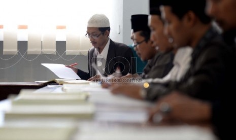 Petugas tashih atau penashih memeriksa naskah Alquran di Lajnah Pentashihan Mushaf Al-Quran, TMII, Jakarta. (Republika/Wihdan)