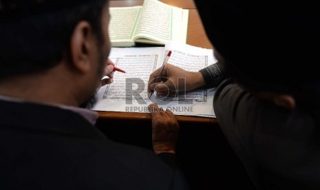 Petugas tashih atau penashih memeriksa naskah Alquran di Lajnah Pentashihan Mushaf Al-Quran, TMII, Jakarta, Senin (29/6). (Republika/Wihdan)