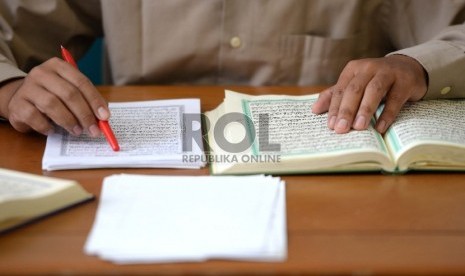 Petugas tashih atau penashih memeriksa naskah Alquran di Lajnah Pentashihan Mushaf Al-Quran, TMII, Jakarta, Senin (29/6). (Republika/Wihdan)