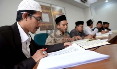 Petugas tashih atau penashih memeriksa naskah Alquran di Lajnah Pentashihan Mushaf Al-Quran, TMII, Jakarta, Senin (29/6). (Republika/Wihdan)