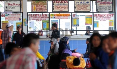 Loket penjulan tiket bus antar kota di Terminal Kampung Rambutan, Jakarta Timur, Senin (29/6).  (Republika/Agung Supriyanto)