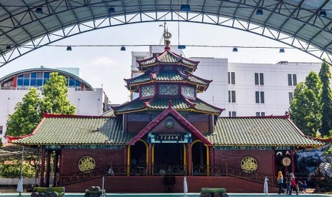  Warga melintas di depan Masjid Cheng Ho di Surabaya, Jawa Timur, Senin (29/6).  (Antara/Zabur Karuru)