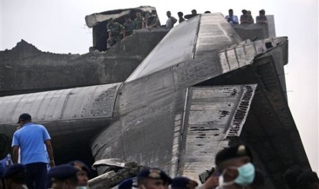  Badan pesawat Hercules C-130 milik TNI AU yang jatuh menghantam pemukiman warga di Jalan Jamin Ginting, Medan, Selasa (30/6).   (AP/Andi Rambe) 