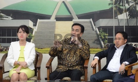 (dari kiri) Pengamat militer Susaningtiyas Handayaru Kertopati, Politisi PDIP Effendi Simbolon, dan Politisi PP Syaifullah Tamliha menjadi narasumber dalam diskusi dialektika di Kompleks Parlemen, Jakarta, Kamis (2/7). (Republika/Raisan Al Farisi)