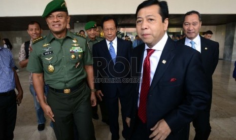 Ketua DPR RI Setya Novanto (kanan) berbincang bersama Letnan Jenderal TNI (Purn) Sutiyoso (tengah) dan Jenderal TNI Gatot Nurmantyo (kiri)  usai rapat paripurna DPR RI di Kompleks Parlemen Senayan, Jakarta, Jumat (3/7).  (Republika/Rakhmawaty La’lang)