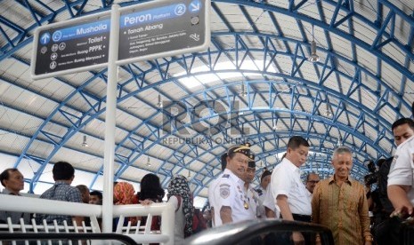 Menteri Perhubungan Ignasius Jonan saat meresmikan Stasiun Kereta Api Palmerah dan Pengoperasian Jalur Ganda KA Lintas Duri - Tangerang, Jakarta, Senin (6/7).  (Republika/Yasin Habibi)