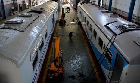 Pekerja melakukan perawatan sistem rem dan sistem pendingin ruangan pada gerbong kereta api kelas ekonomi, di Depo Kereta Poncol Semarang, Jateng, Senin (6/7). (Antara/R. Rekotomo)