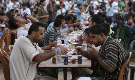 Ribuan warga Palestina berbuka puasa bersama di kota Gaza, Palestina. (AP/Adel Hana)