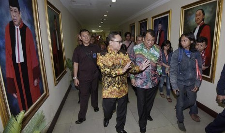  Ketua MPR Zulkifli Hasan (kedua kiri) berbincang dengan Ketua Mahkamah Konstitusi (MK) Arief Hidayat (ketiga kiri) seusai menyerahkan undangan pelaksanaan Sidang Tahunan MPR di Gedung MK, Jakarta, Kamis (9/7). (Antara/Sigid Kurniawan)