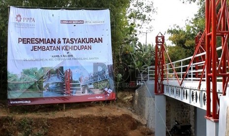  Yayasan PPPA Daarul Quran meresmikan Jembatan Kehidupan di Desa Ciseurehun, Pandeglang, Banten, Kamis (9/7).  (Republika/Agung Sasosngko)