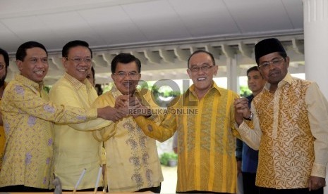  (dari kiri) Sekjen Golkar Munas Ancol Zainudin Amali, Ketua Umum Golkar Munas Ancol Agung Laksono, Wakil Presiden RI Jusuf Kalla, Ketua Umum Golkar Munas Bali Aburizal Bakrie, dan Sekjen Golkar Munas Bali Idrus Marham saat pertemuan islah di Jakarta, Sabt