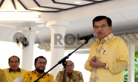  Wakil Presiden RI Jusuf Kalla memberikan paparan saat pertemuan islah di Jakarta, Sabtu (11/7). (Republika/Wihdan)