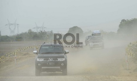 Sejumlah pemudik tujuan Jawa Tengah melintasi ruas Jalan Tol Pejagan-Pemalang yang gelap karena debu, Jawa Barat, Ahad (12/7).  (Republika/Raisan Al Farisi)