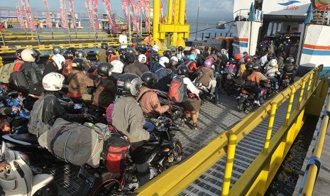 Sejumlah pemudik bersepeda motor antre masuk ke kapal feri di Pelabuhan Gilimanuk, Jembrana, Bali.   (Antara//Nyoman Budhiana)