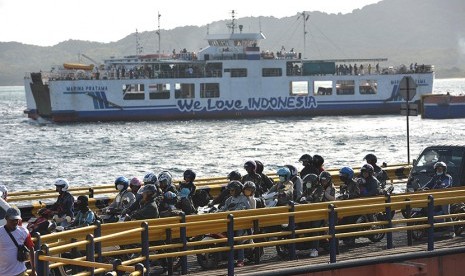 Sejumlah pemudik bersepeda motor antre masuk ke kapal ferry. Ilustrasi