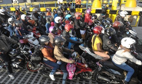 Sejumlah pemudik bersepeda motor antre masuk ke kapal ferry pada H-4 Lebaran di Pelabuhan Gilimanuk, Jembrana, Bali, Senin (13/7).   (Antara//Nyoman Budhiana)