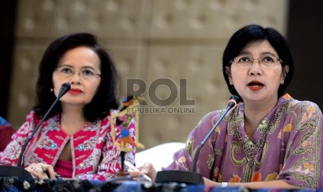  (dari kiri) Anggota Pansel KPK Betti S Alisjahbana bersama Ketua Pansel KPK Destry Damayanti saat konferensi pers di Gedung Setneg, Jakarta, Selasa (14/7).   (Republika/Wiihdan Hidayat)