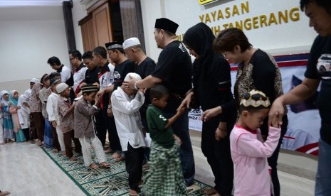  Komunitas Toyota Avanza Club Indonesia (TACI) wilayah Tangerang menggelar kegiatan buka puasa bersama anak yatim di Tangerang, Ahad (12/7).  (foto : dok. TACI)