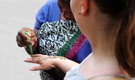  Henna tradisional digambar di atas kulit salah satu siswa Australia.   