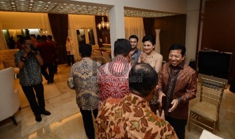 Ketua DPR Setya Novanto beserta keluarga menyalami kerabat yang datang ke acara Open House di kediaman Ketua DPR, Jakarta Selatan, Jumat (17/7).  (Republika/Raisan Al Farisi)