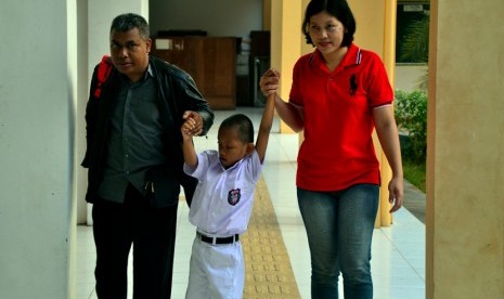 Orang tua mengantar puteranya pada hari pertama sekolah murid SDLB-A, Lebak Bulus, Jakarta , Senin (27/7).   (foto : MgROL_45)