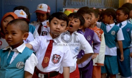 Siswa kelas 1 Sekolah Dasar Negeri (SDN) Menteng 03 Pagi, Jakarta Pusat mengikuti pengenalan sekolah saat masuk pertama, Senin (27/7).   (Republika/Yasin Habibi)