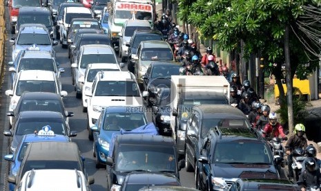  Usai libur lebaran, kemacetan lalu lintas kembali terjadi di kawasan Mampang, Jakarta Selatan, Senin (27/7).   (Republika/Wihdan)